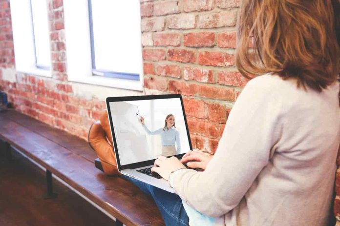 Reasons Why More People Are Choosing Online Degree Programs